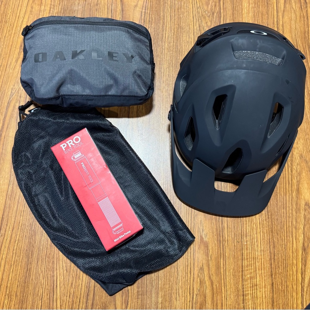 Oakley DRT5 Black Bike Helmet + Extras - Picture 3 of 4